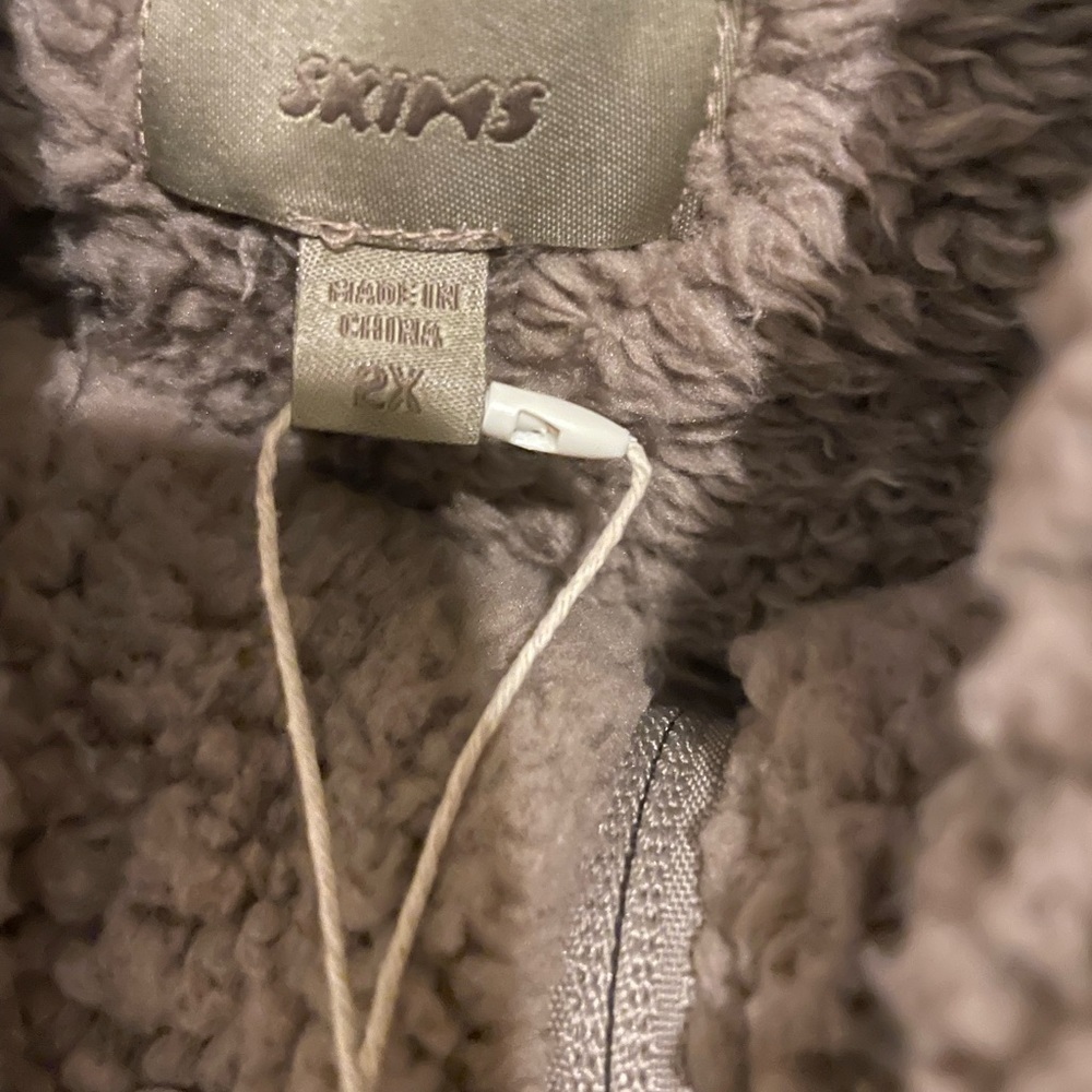 Skims Cozy cropped sweater. - Picture 6 of 10